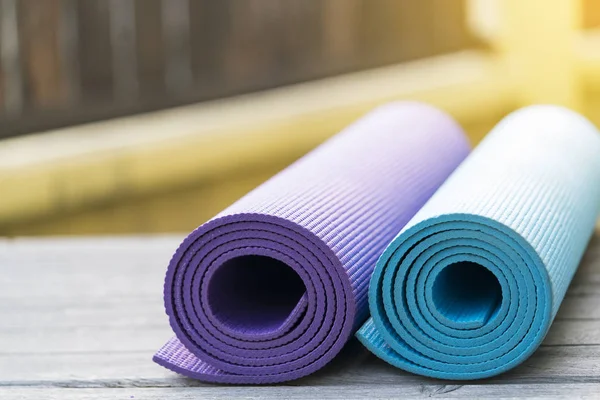 Esterilla de yoga en la mesa, fitness concepto saludable y deportivo — Foto de Stock