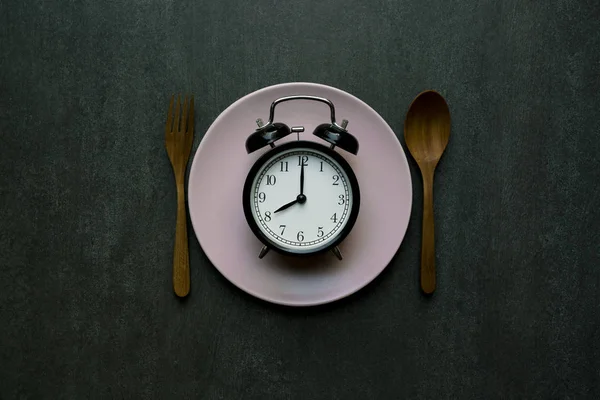 Ρολόι τροφίμων. Υγιεινά τρόφιμα έννοια στο ξύλινο τραπέζι — Φωτογραφία Αρχείου