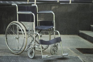 Hastanede Park boş tekerlekli sandalye