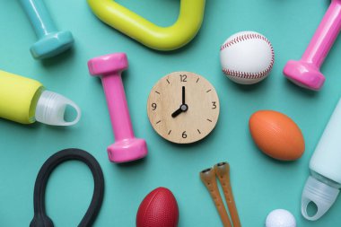 Yeşil arka plana sahip spor ekipmanları egzersiz için zaman