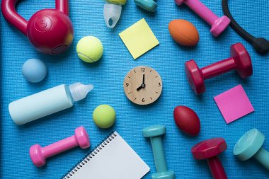 Y ile saat, halter ve fitness ekipmanları egzersiz için zaman