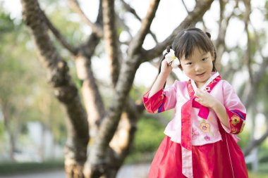 Kore geleneksel bir Hanbok giyen çocuk