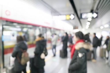 Metro tren platformu üzerinde insanların bulanık arka plan