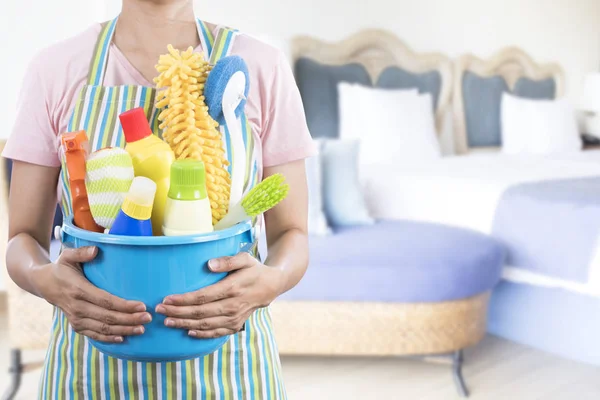Kobieta z czyszczenia sprzęt gotowy do czyszczenia domu na ba sypialnia — Zdjęcie stockowe