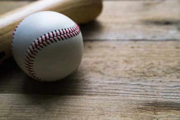 Batte de baseball et baseball sur fond de table en bois, gros plan — Photo