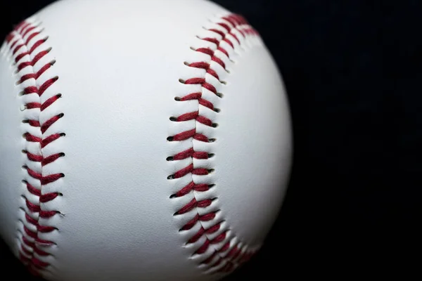 Close up baseball sur fond noir, concept d'équipe sportive — Photo