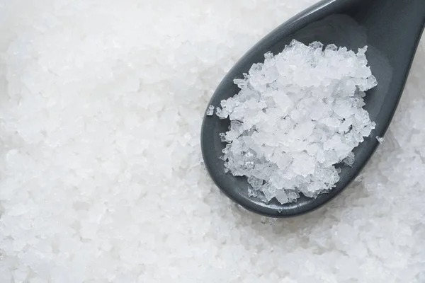 Křišťálová mořská sůl pro složky potraviny v lžíci, zblízka — Stock fotografie