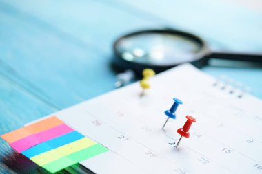 Takvim planlama iş toplantısı için masaya yakın çekim