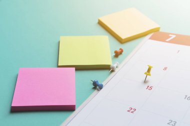 Takvim planlama iş toplantısı için masaya yakın çekim