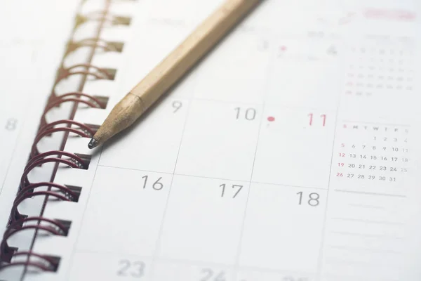 Close up planejador mensal e lápis, planejamento para negócios meeti — Fotografia de Stock