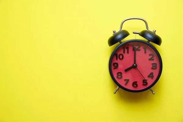 Reloj despertador retro sobre fondo amarillo, estilo vintage —  Fotos de Stock