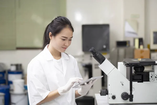 Женщина азиатский инженер или химик делает химический тест в лаборатории — стоковое фото