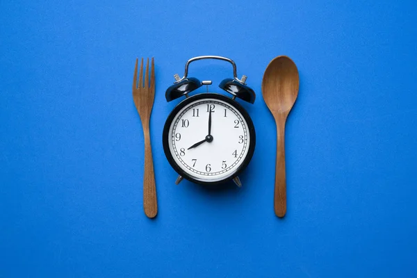 Zegar żywności z łyżką i widelcem, zdrowa żywność i dieta koncepcja na — Zdjęcie stockowe