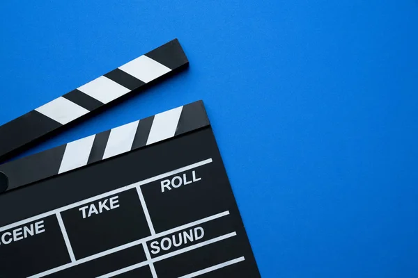 Filmklöppel auf blauem Hintergrund; Film-, Kino- und Videoaufnahmen — Stockfoto