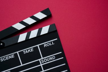 Film clapper kırmızı zemin üzerine; Film, sinema ve video photogr