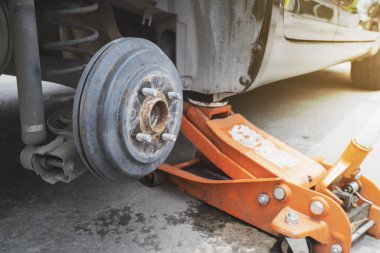 Araba kırma detayı ve tekerleği sökülmüş araba krikosu