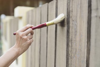 Ahşap çit, DIY ve onarım hous koruyucu vernik uygulama