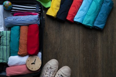 yeni bir yolculuk için bir Bagaj ve seyahat için uzun bir weeken ambalaj