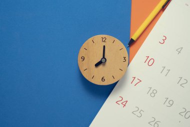 Mavi ve turuncu masadaki takvim ve çalar saati kapat, p