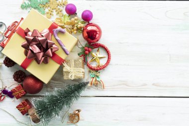 Hediye kutusu ve hediye alışverişi yukarıdan masa arkaplanı görünümünde