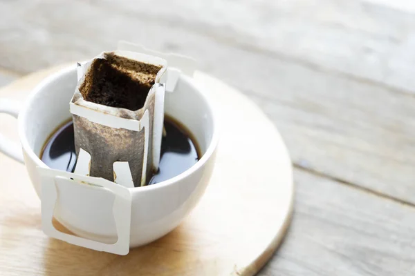 Taza de café recién hecho instantánea, bolsa de goteo de café fresco — Foto de Stock