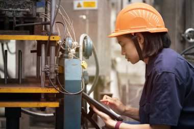 kurmak ve makine laboratuar testlerini genç Asyalı kadın mühendis