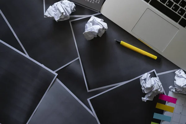 Mesa do trabalhador de escritório com fotocópia do computador ou xerox crumple pap — Fotografia de Stock