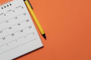turuncu tablo arka plan üzerinde takvim yakın, planlama fo