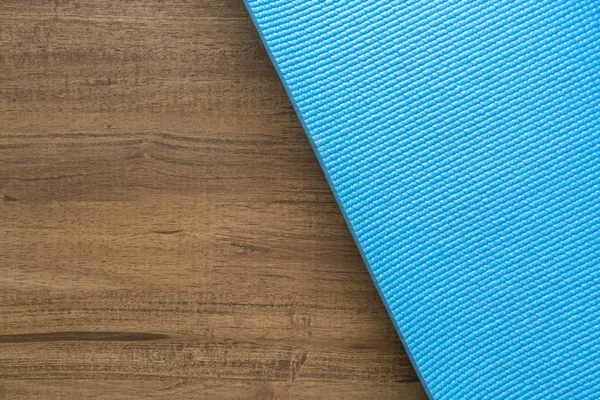 Blaue Yogamatte auf dem Tisch Textur und Hintergrund, Sportbekleidung — Stockfoto