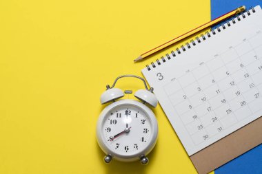 Takvimi kapat ve sarı masadaki çalar saati kapat.