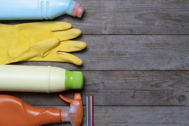 Ahşap masadaki ev temizleme ürünü.