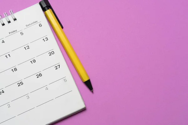 Nahaufnahme des Kalenders auf dem rosa Tischhintergrund, Planung für — Stockfoto