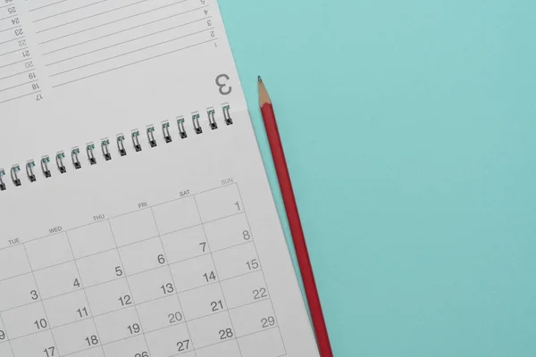 Nahaufnahme von Kalender und Bleistift auf dem grünen Tischhintergrund, p — Stockfoto