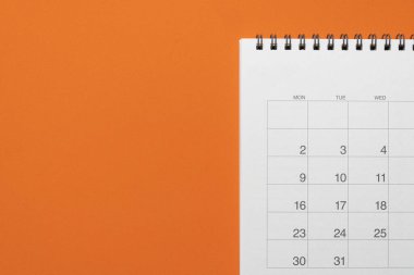turuncu tablo arka plan üzerinde takvim yakın, planlama fo