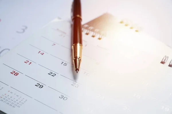 Cierre de un bolígrafo en el calendario, planificación de reuniones de negocios o —  Fotos de Stock