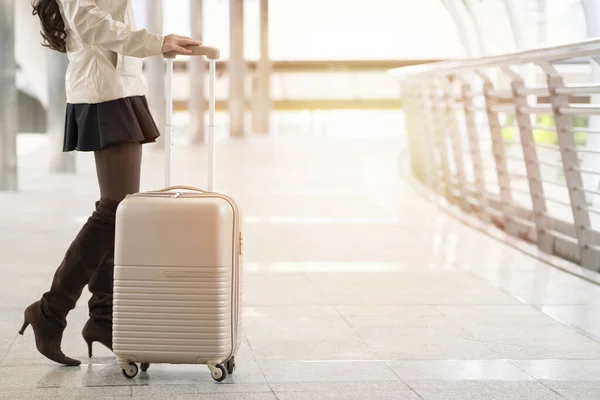 Γυναίκα Χέρι Κρατώντας Αποσκευές Βαλίτσα Για Ταξίδι Στο Αεροδρόμιο — Φωτογραφία Αρχείου