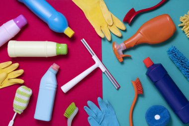 Kırmızı ve yeşil masa arkaplanı, ev işi ve ev temizliği kavramı üzerine ev temizliği ürünü