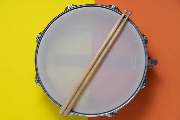 Drumstick Trommel Gele Oranje Kleurentafel Achtergrond Bovenaanzicht Muziekconcept — Stockfoto
