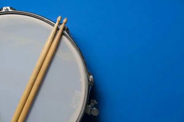 Drumstick Trommel Blauwe Tafelachtergrond Bovenaanzicht Muziekconcept — Stockfoto