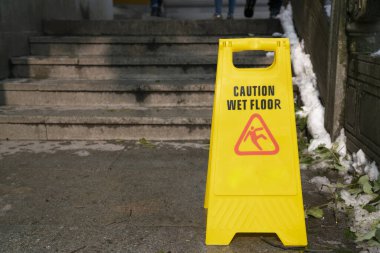 uyarı işareti ıslak zemin için