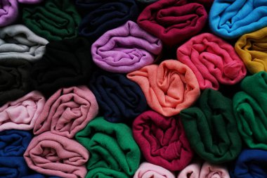 Giyim mağazasındaki rengarenk t-shirtlerin, guernsey 'lerin ya da ipeklerin hepsini kapatın.