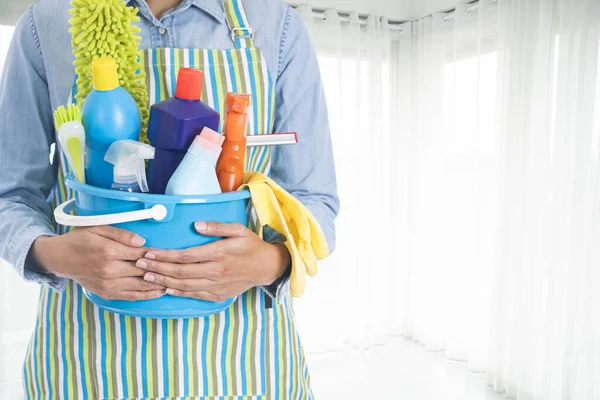 Mulher Com Equipamento Limpeza Pronto Para Limpar Casa Fundo Desfocado — Fotografia de Stock