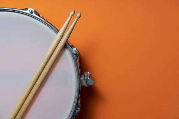 Drumstick Trommel Oranje Tafelachtergrond Bovenaanzicht Muziekconcept — Stockfoto