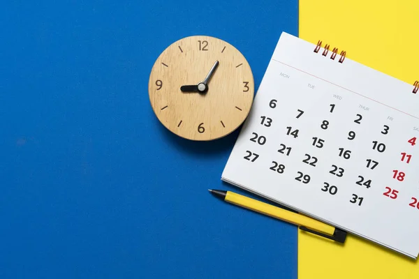 Close Calendário Despertador Mesa Azul Amarela Planejamento Para Reunião Negócios — Fotografia de Stock