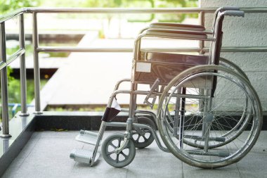 Boş tekerlekli hastane, sağlıklı ve tıp kavramı park etti.