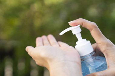 Ellerini yıkayıp, sıvı alkol veya jel dezenfektanı sıkarak COVID-19 'u engelle