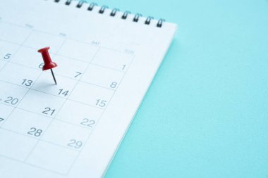 Covid-19 için takvim ve stetoskop kapanıyor. Dünya çapında Corona Virüsü salgını. İnsanların 14 gün boyunca sosyal mesafeler belirlemesi gerekiyor.