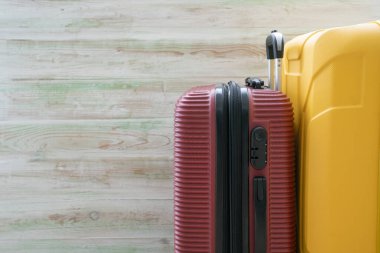 bavul, bagaj veya bagaj kapağı ahşap masa arka planı, seyahat ve turizm konsepti