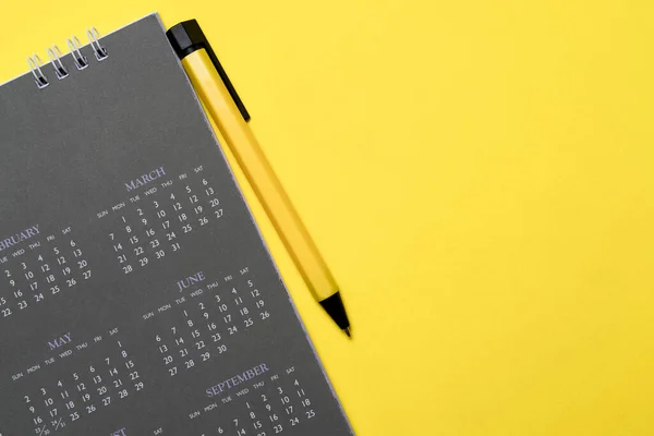 Close Calendário Caneta Sobre Fundo Mesa Amarela Planejamento Para Reunião — Fotografia de Stock