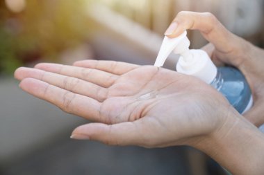 El yıkama, sprey sıkma veya sıvı alkol jeli dezenfektanı kullanarak COVID-19 'u engelle